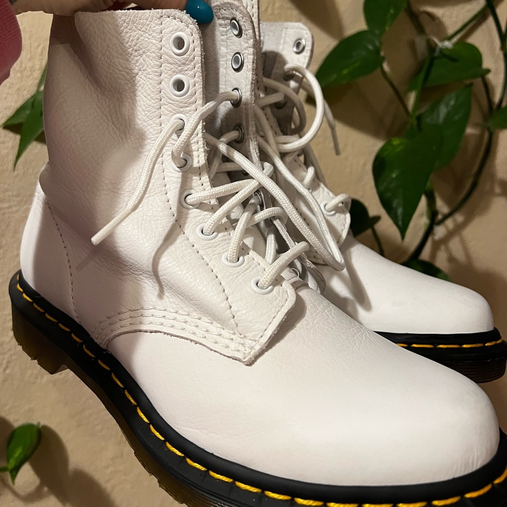 EUC White 1460 WOMEN'S PASCAL VIRGINIA LEATHER BOOTS Airwair Dr. Martens Boots